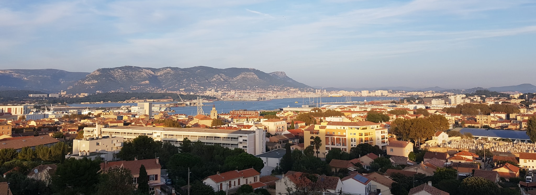 {"metadata_en_GB":{"alt-text":"Panoramic view of the coastal town of La Seyne-sur-Mer in southern France. "},"metadata_de_DE":{"alt-text":"Panoramablick auf die Küstenstadt La Seyne-sur-Mer in Südfrankreich."},"metadata_en_AU":{"alt-text":"Panoramic view of the coastal town of La Seyne-sur-Mer in southern France. "},"metadata_en_US":{"alt-text":"Panoramic view of the coastal town of La Seyne-sur-Mer in southern France. "}}