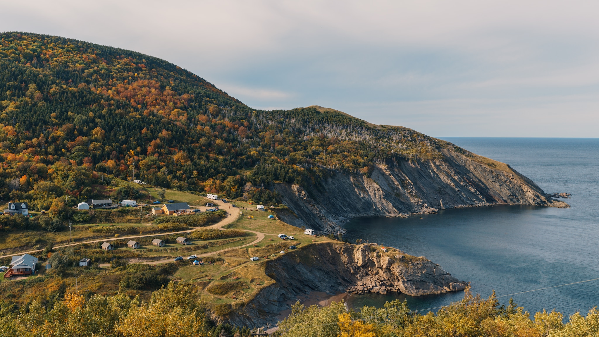 {"metadata_en_GB":{"alt-text":"Scenic view of Meat Cove, a small community and campground located at the northernmost tip of Cape Breton Island, Nova Scotia. "},"metadata_de_DE":{"alt-text":"Malerische Ansicht von Meat Cove, einer kleinen Gemeinde mit Campingplatz an der nördlichsten Spitze von Cape Breton Island, Nova Scotia."},"metadata_en_AU":{"alt-text":"Scenic view of Meat Cove, a small community and campground located at the northernmost tip of Cape Breton Island, Nova Scotia. "},"metadata_en_US":{"alt-text":"Scenic view of Meat Cove, a small community and campground located at the northernmost tip of Cape Breton Island, Nova Scotia. "}}