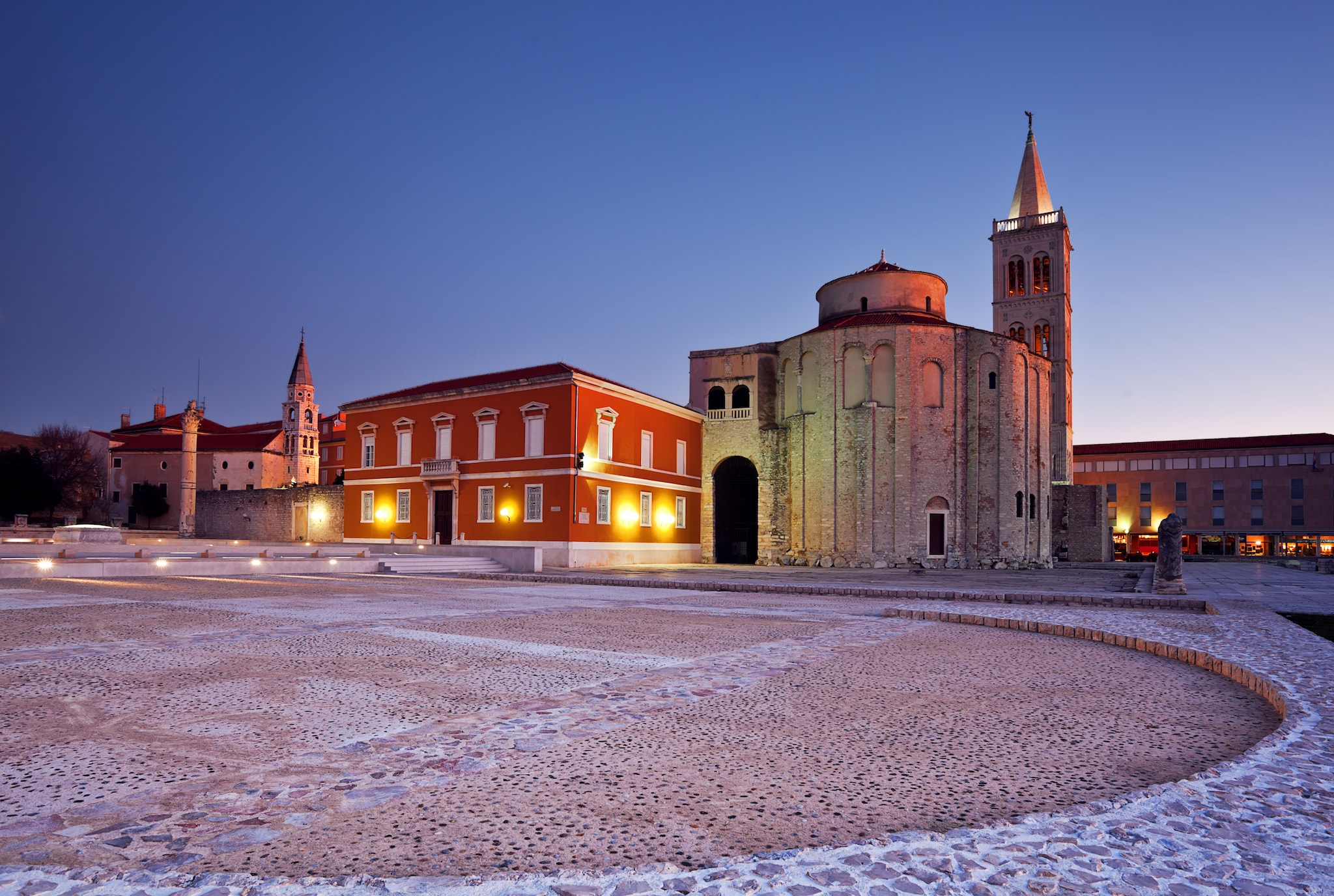 {"metadata_en_GB":{"alt-text":"View of the Roman Forum and the Church of St. Donatus in Zadar, Croatia. "},"metadata_de_DE":{"alt-text":"Blick auf das Forum Romanum und die Kirche des Heiligen Donatus in Zadar, Kroatien."},"metadata_en_AU":{"alt-text":"View of the Roman Forum and the Church of St. Donatus in Zadar, Croatia. "},"metadata_en_US":{"alt-text":"View of the Roman Forum and the Church of St. Donatus in Zadar, Croatia. "}}