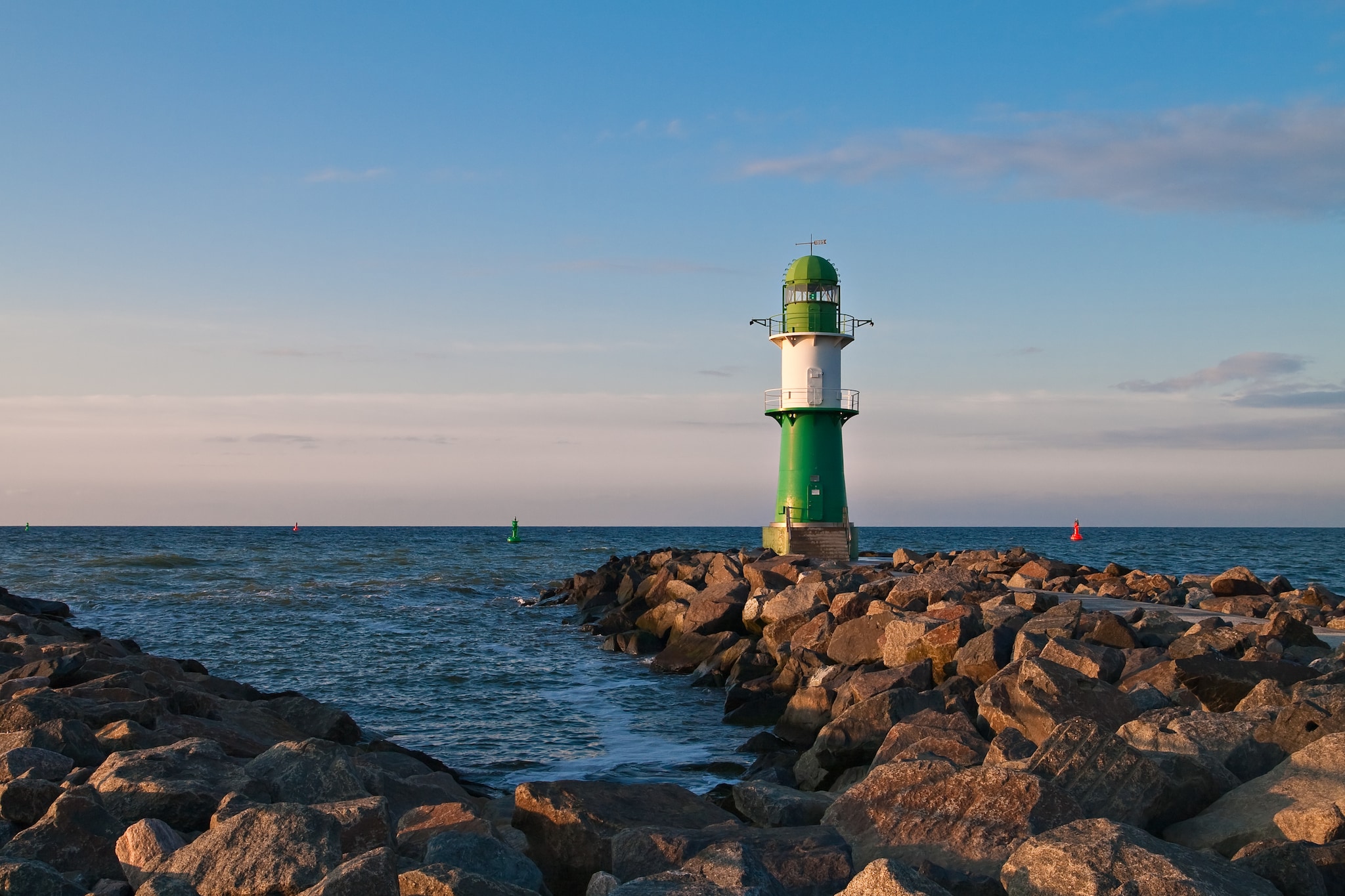 {"metadata_en_GB":{"alt-text":"This image shows the Warnemünde lighthouse located on the pier at the entrance to the harbor in Rostock, Germany."},"metadata_de_DE":{"alt-text":"Dieses Bild zeigt den Leuchtturm von Warnemünde, der sich auf dem Pier an der Hafeneinfahrt von Rostock in Deutschland befindet."},"metadata_en_AU":{"alt-text":"This image shows the Warnemünde lighthouse located on the pier at the entrance to the harbor in Rostock, Germany."},"metadata_en_US":{"alt-text":"This image shows the Warnemünde lighthouse located on the pier at the entrance to the harbor in Rostock, Germany."}}