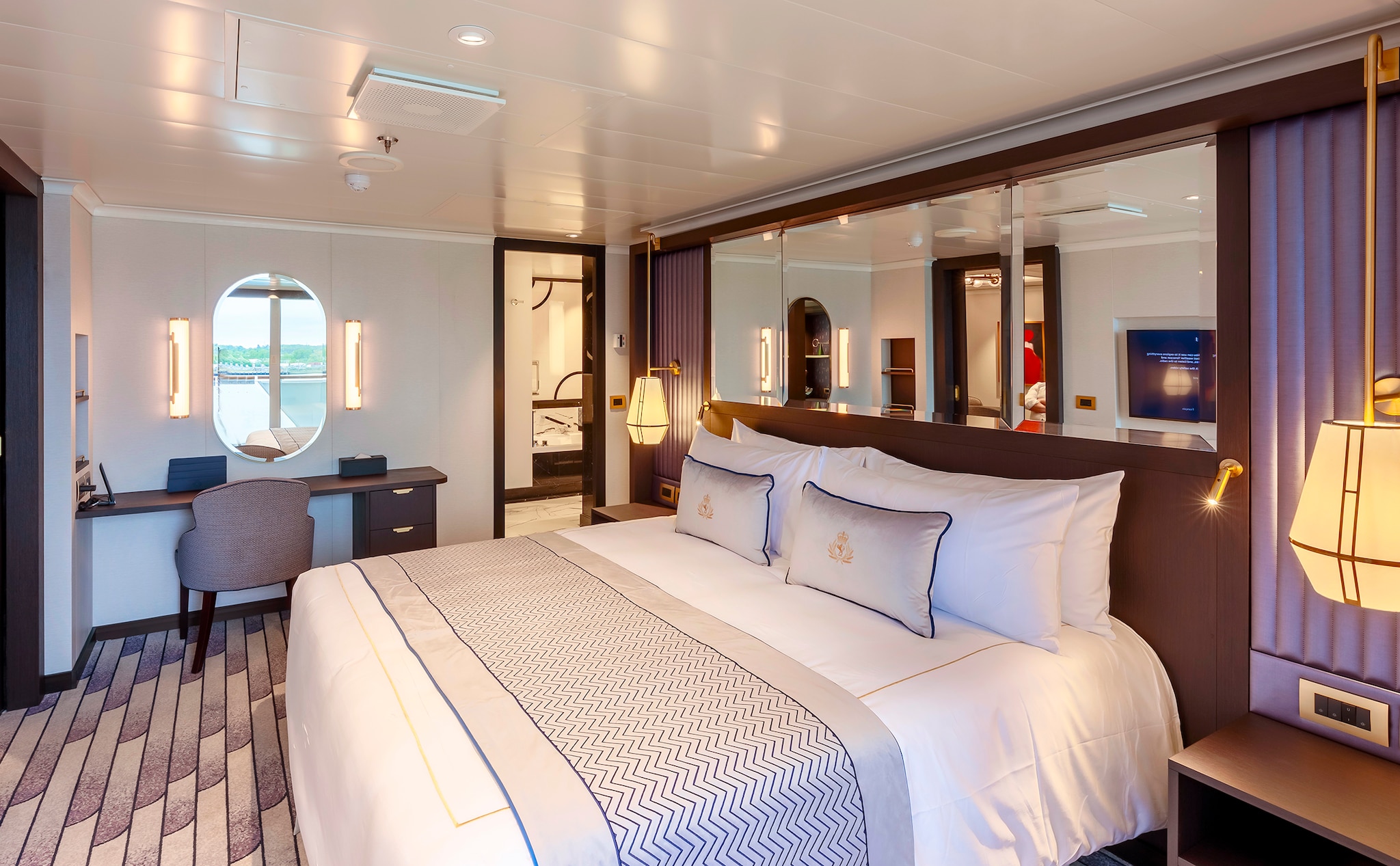 {"metadata_en_GB":{"alt-text":"Queens Grill Penthouse bedroom on board Queen Anne"},"metadata_en_AU":{"alt-text":"Queens Grill Penthouse bedroom on board Queen Anne"},"metadata_en_US":{"alt-text":"Queens Grill Penthouse bedroom on board Queen Anne"}}