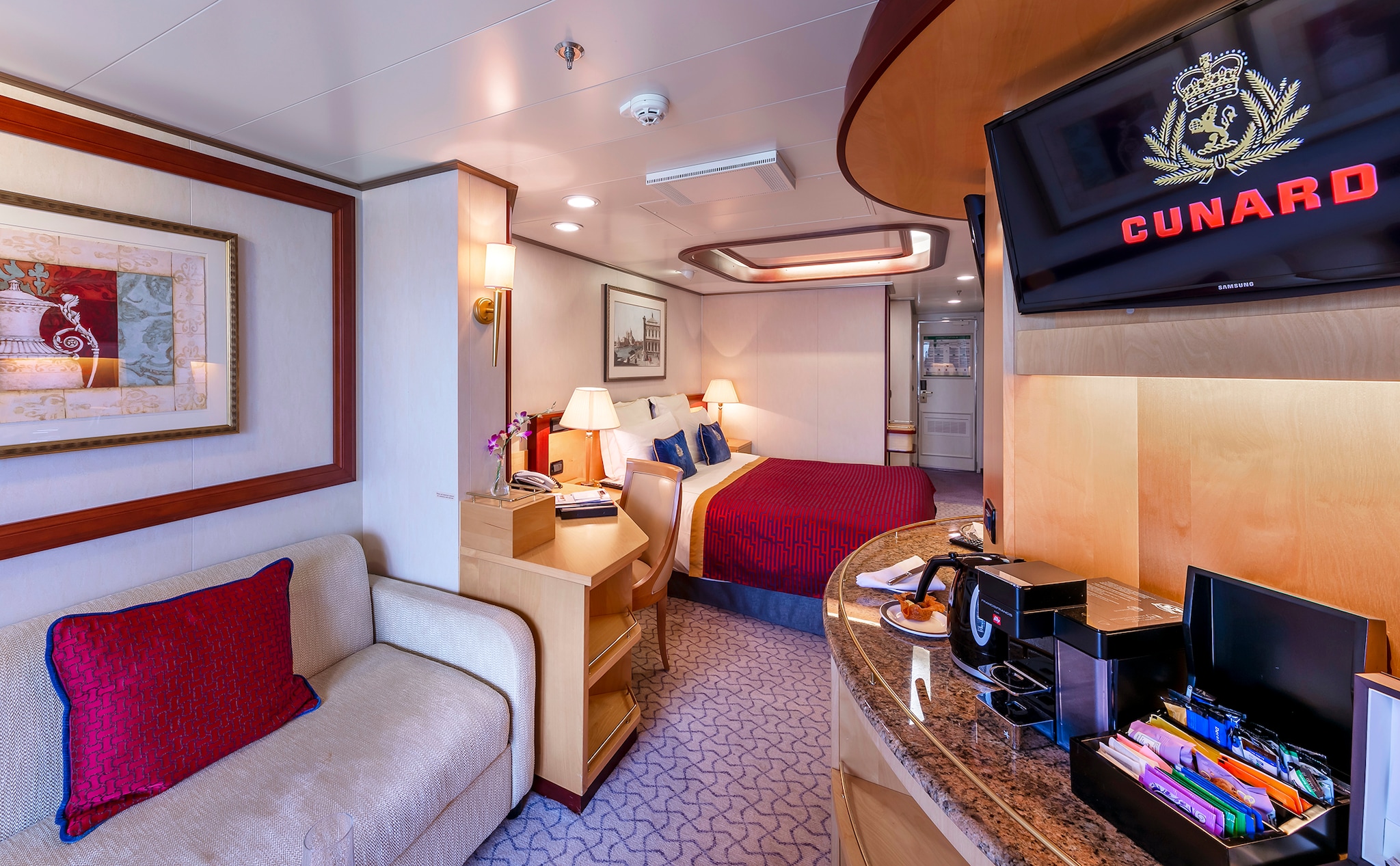 {"metadata_en_GB":{"alt-text":"A typical Princess Grill Suite on Queen Elizabeth, showing kingsize bed, bar, and living area "},"metadata_en_AU":{"alt-text":"A typical Princess Grill Suite on Queen Elizabeth, showing kingsize bed, bar, and living area "},"metadata_en_US":{"alt-text":"A typical Princess Grill Suite on Queen Elizabeth, showing kingsize bed, bar, and living area "}}