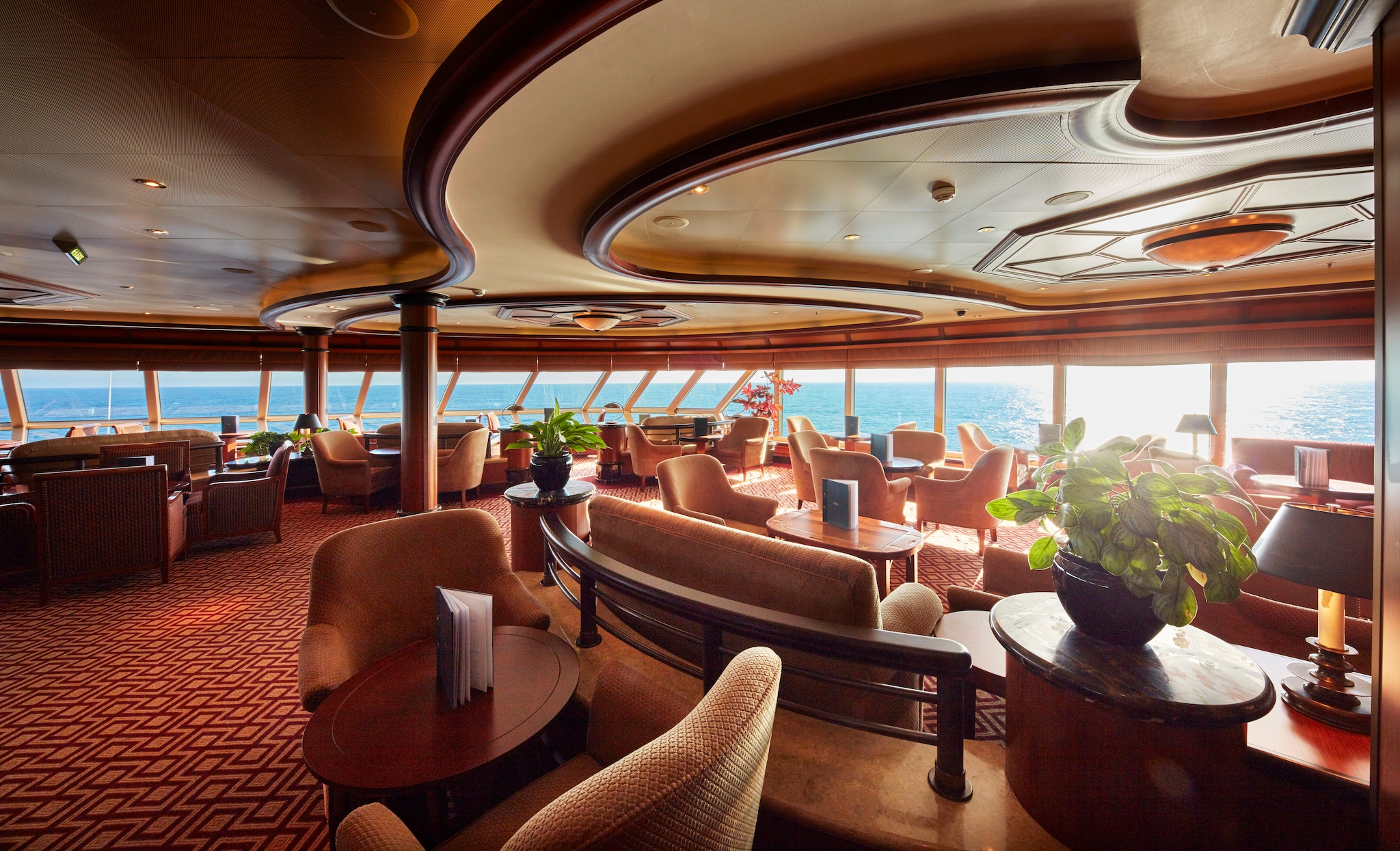 {"metadata_en_GB":{"alt-text":"The Commodore Club on board Cunard's Queen Elizabeth, a stunning bar venue with ample seating and panoramic ocean views"},"metadata_en_AU":{"alt-text":"The Commodore Club on board Cunard's Queen Elizabeth, a stunning bar venue with ample seating and panoramic ocean views"},"metadata_en_US":{"alt-text":"The Commodore Club on board Cunard's Queen Elizabeth, a stunning bar venue with ample seating and panoramic ocean views"}}