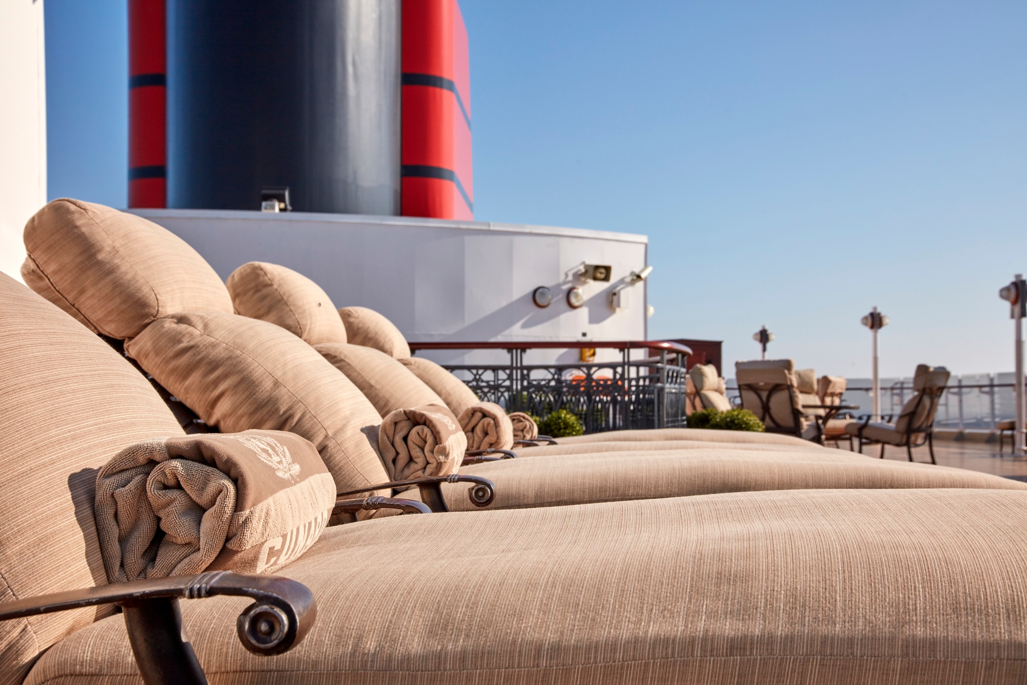 {"metadata_en_GB":{"alt-text":"Loungers on the upper Grills Terrace on board Cunard's Queen Elizabeth, with the famous Cunard red funnel in the background"},"metadata_de_DE":{"alt-text":"Liegestühle auf der oberen Grillterrasse an Bord der Queen Elizabeth von Cunard, mit dem berühmten roten Schornstein von Cunard im Hintergrund"},"metadata_en_AU":{"alt-text":"Loungers on the upper Grills Terrace on board Cunard's Queen Elizabeth, with the famous Cunard red funnel in the background"},"metadata_en_US":{"alt-text":"Loungers on the upper Grills Terrace on board Cunard's Queen Elizabeth, with the famous Cunard red funnel in the background"}}