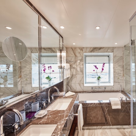 Grand Suite bathroom on Queen Victoria