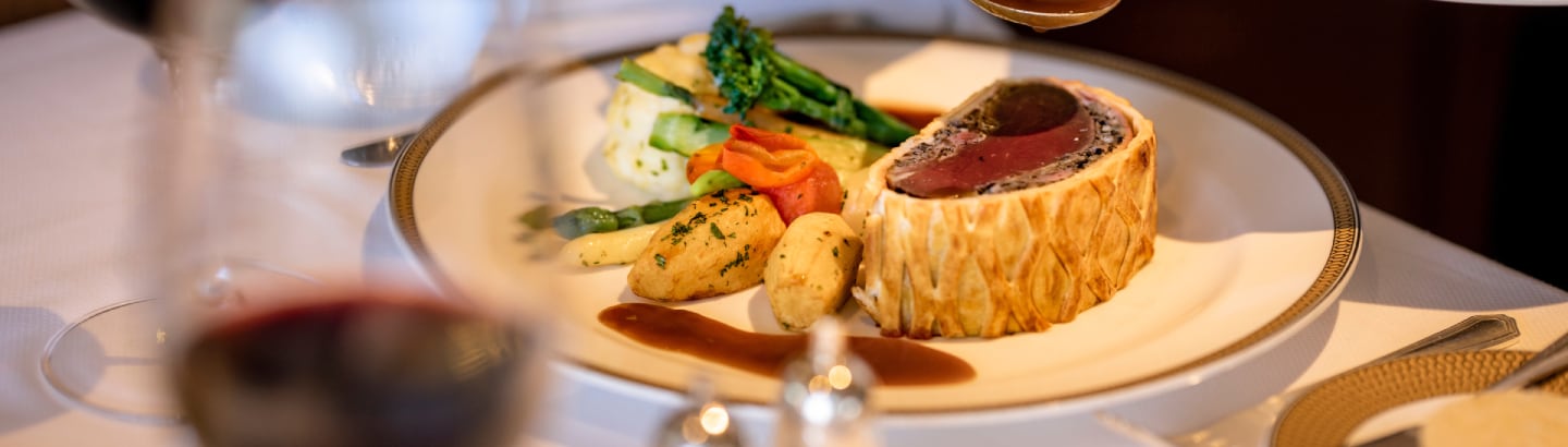 {"metadata_en_GB":{"alt-text":"Beef Wellington being served in the Queens Grill Restaurant on board Queen Victoria"},"metadata_de_DE":{"alt-text":"Beef Wellington being served in the Queens Grill Restaurant on board Queen Victoria"},"metadata_en_AU":{"alt-text":"Beef Wellington being served in the Queens Grill Restaurant on board Queen Victoria"},"metadata_en_US":{"alt-text":"Beef Wellington being served in the Queens Grill Restaurant on board Queen Victoria"}}