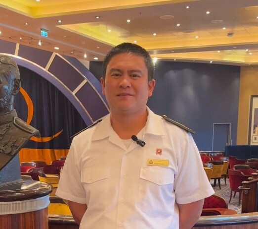 {"metadata_en_GB":{"alt-text":"A man in naval uniform in the Queens Room on Cunard's Queen Mary 2 ship"},"metadata_en_AU":{"alt-text":"A man in naval uniform in the Queens Room on Cunard's Queen Mary 2 ship"},"metadata_en_US":{"alt-text":"A man in naval uniform in the Queens Room on Cunard's Queen Mary 2 ship"}}
