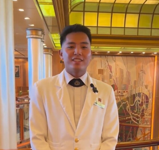 {"metadata_en_GB":{"alt-text":"A young man in waiter uniform smiles in a large restaurant"},"metadata_en_AU":{"alt-text":"A young man in waiter uniform smiles in a large restaurant"},"metadata_en_US":{"alt-text":"A young man in waiter uniform smiles in a large restaurant"}}