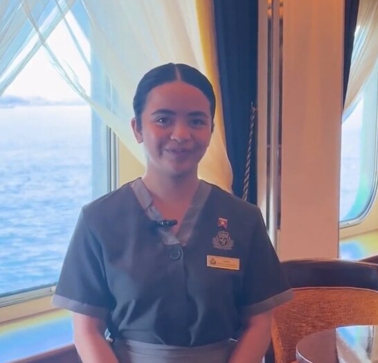 {"metadata_en_GB":{"alt-text":"A young woman smiles near a cruise ship window, showing the ocean outside"},"metadata_en_AU":{"alt-text":"A young woman smiles near a cruise ship window, showing the ocean outside"},"metadata_en_US":{"alt-text":"A young woman smiles near a cruise ship window, showing the ocean outside"}}