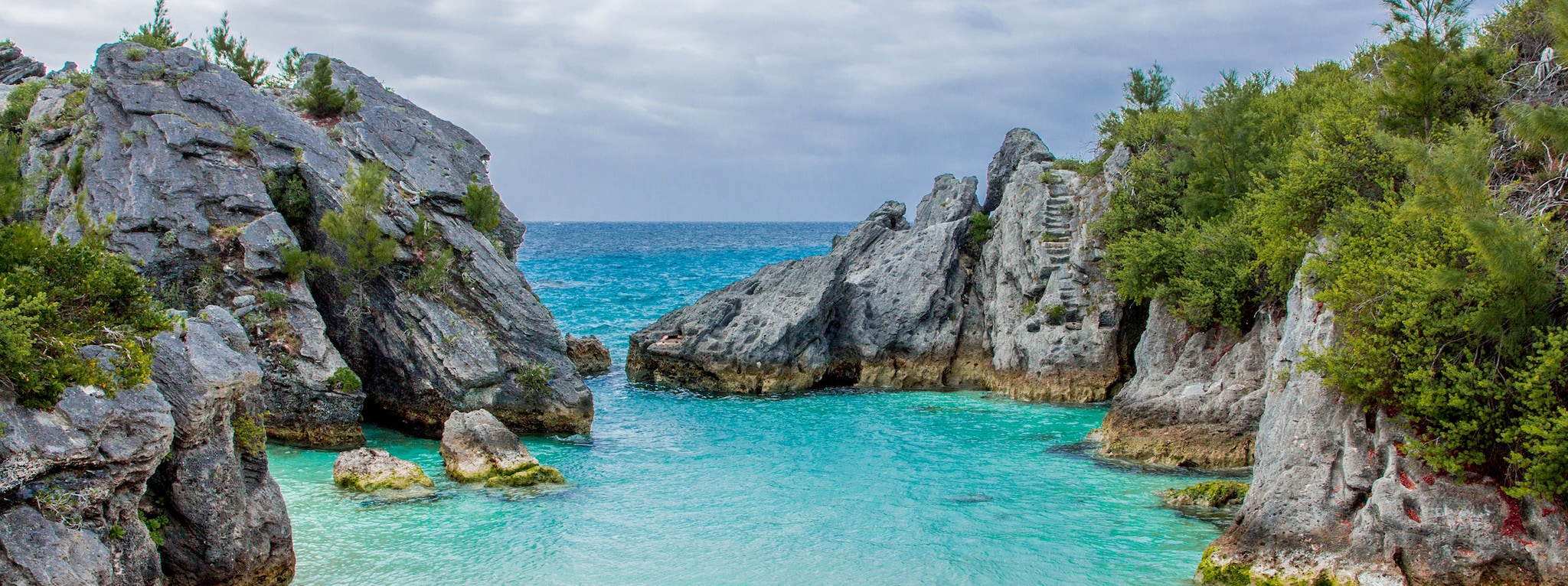 {"metadata_en_GB":{"alt-text":"Bermuda coast with rocky cliffs either side meeting in the middle, small lagoon of water with grey skies in the background"},"metadata_en_AU":{"alt-text":"Bermuda coast with rocky cliffs either side meeting in the middle, small lagoon of water with grey skies in the background"},"metadata_en_US":{"alt-text":"Bermuda coast with rocky cliffs either side meeting in the middle, small lagoon of water with gray skies in the background"}}