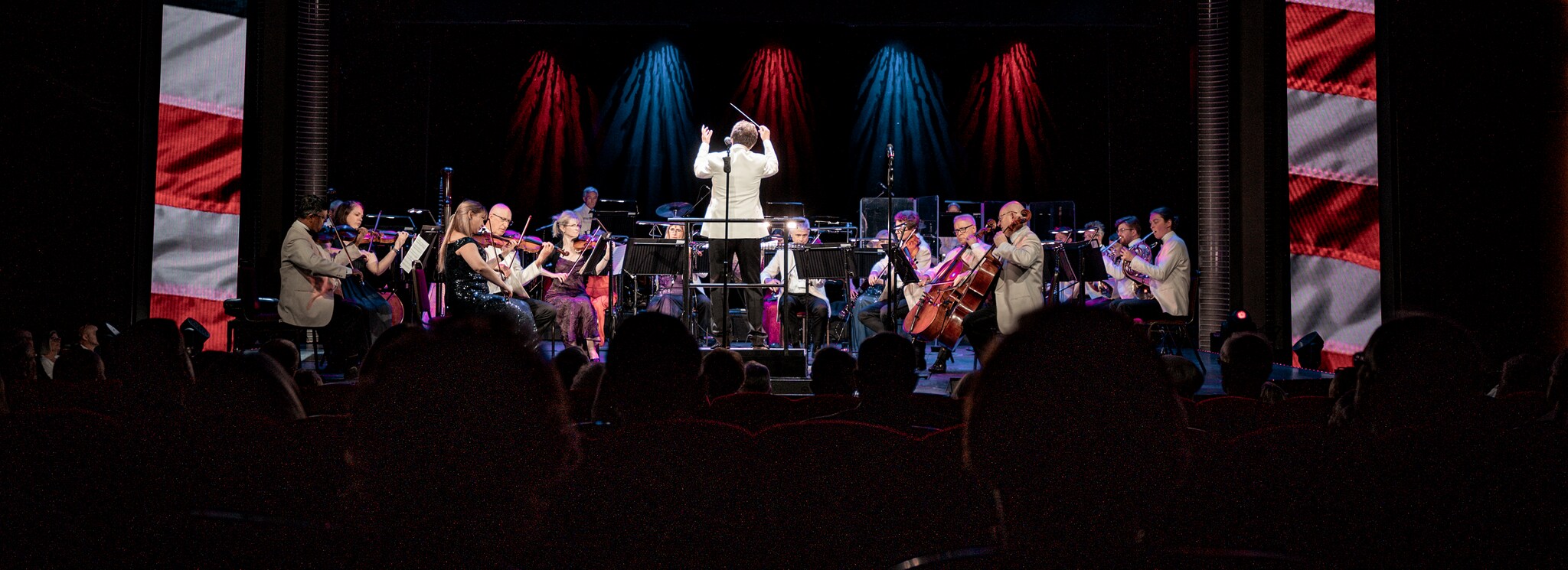 {"metadata_en_GB":{"alt-text":"Antony Inglis conducts the National Symphony Orchestra on the Royal Court Theatre stage on Cunard's Queen Mary 2"},"metadata_en_AU":{"alt-text":"Antony Inglis conducts the National Symphony Orchestra on the Royal Court Theatre stage on Cunard's Queen Mary 2"},"metadata_en_US":{"alt-text":"Antony Inglis conducts the National Symphony Orchestra on the Royal Court Theatre stage on Cunard's Queen Mary 2"}}