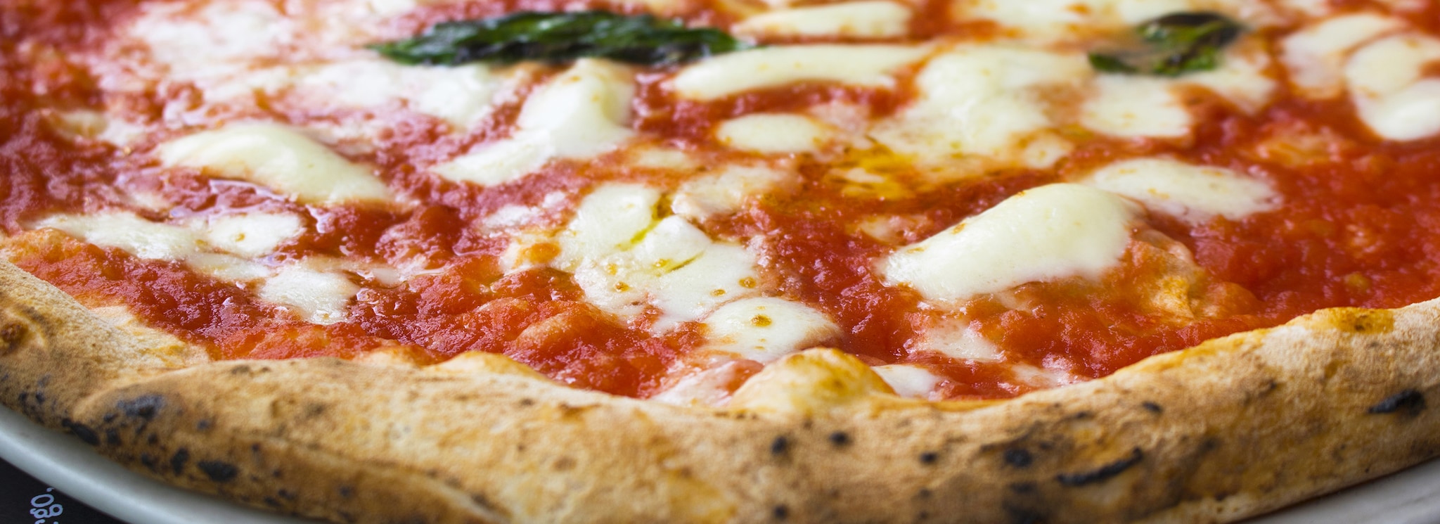 {"metadata_en_GB":{"alt-text":"Freshly made Margherita pizza "},"metadata_en_AU":{"alt-text":"Freshly made Margherita pizza "},"metadata_en_US":{"alt-text":"Freshly made Margherita pizza "}}