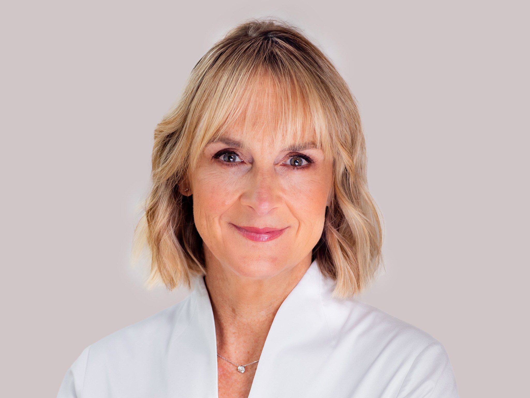 Headshot photo of TV presenter and author Louise Minchin