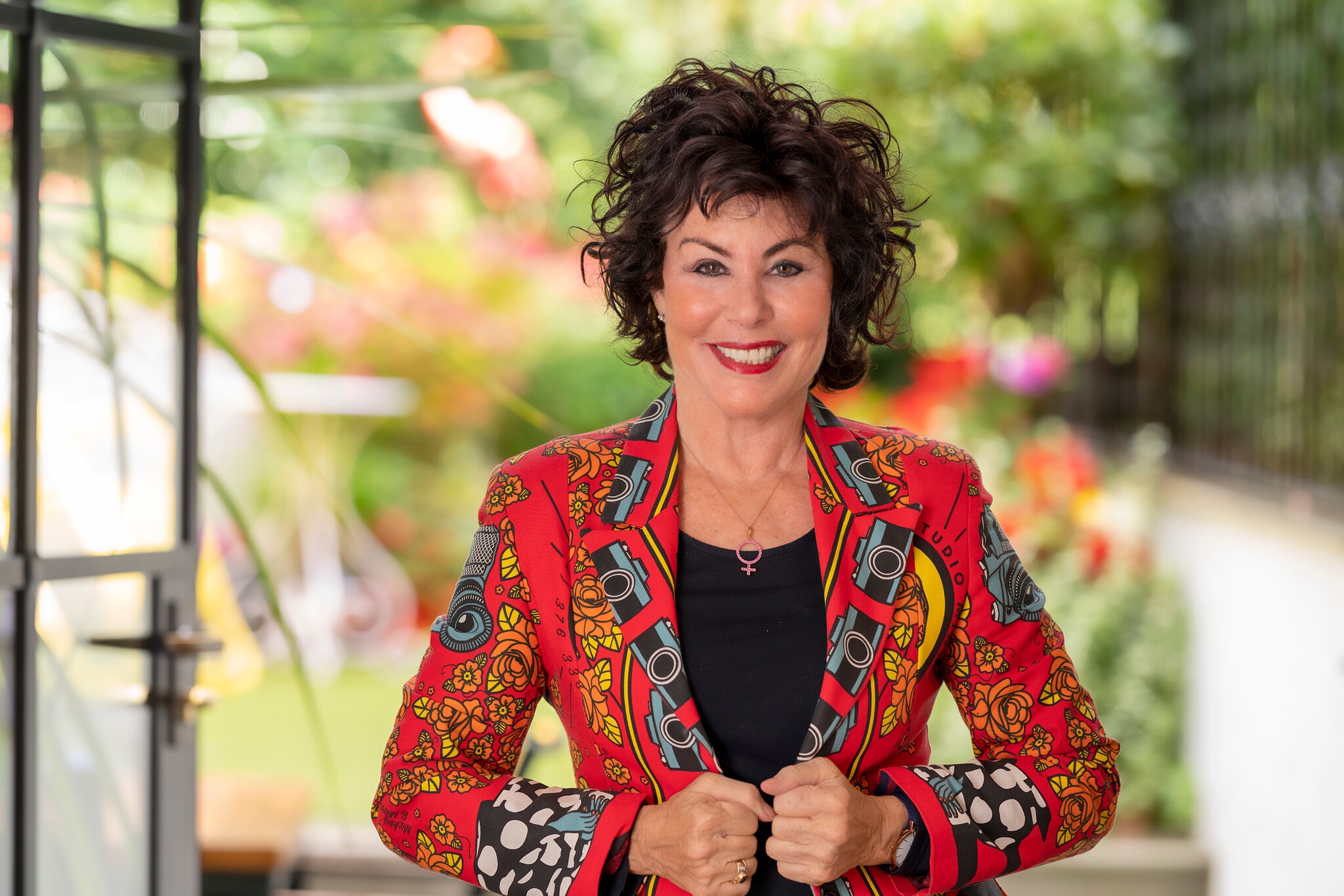 May0096586. Ruby Wax for DT Weekend. Picture shows author and comedian Ruby Wax at her home in London. Picture date 30/08/2020