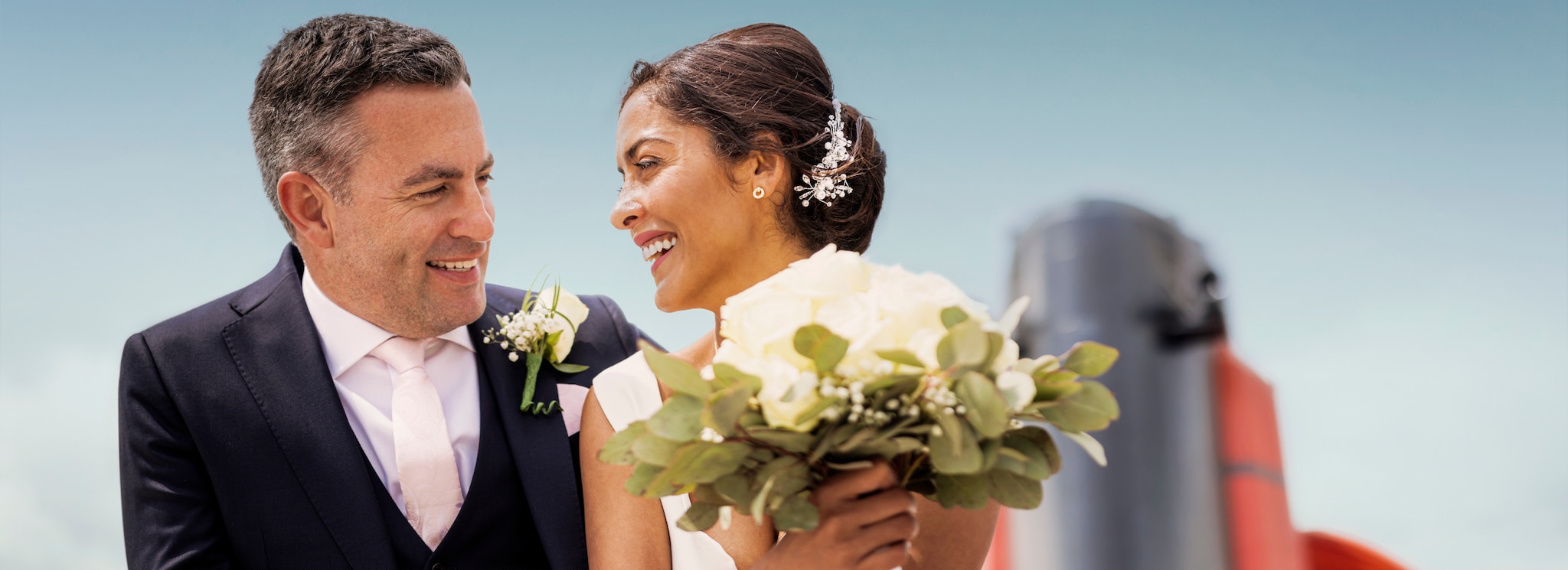 {"metadata_en_GB":{"alt-text":"Bride and groom on deck"},"metadata_de_DE":{"alt-text":"Braut und Bräutigam an Deck"},"metadata_en_AU":{"alt-text":"Bride and groom on deck"},"metadata_en_US":{"alt-text":"Bride and groom on deck"}}