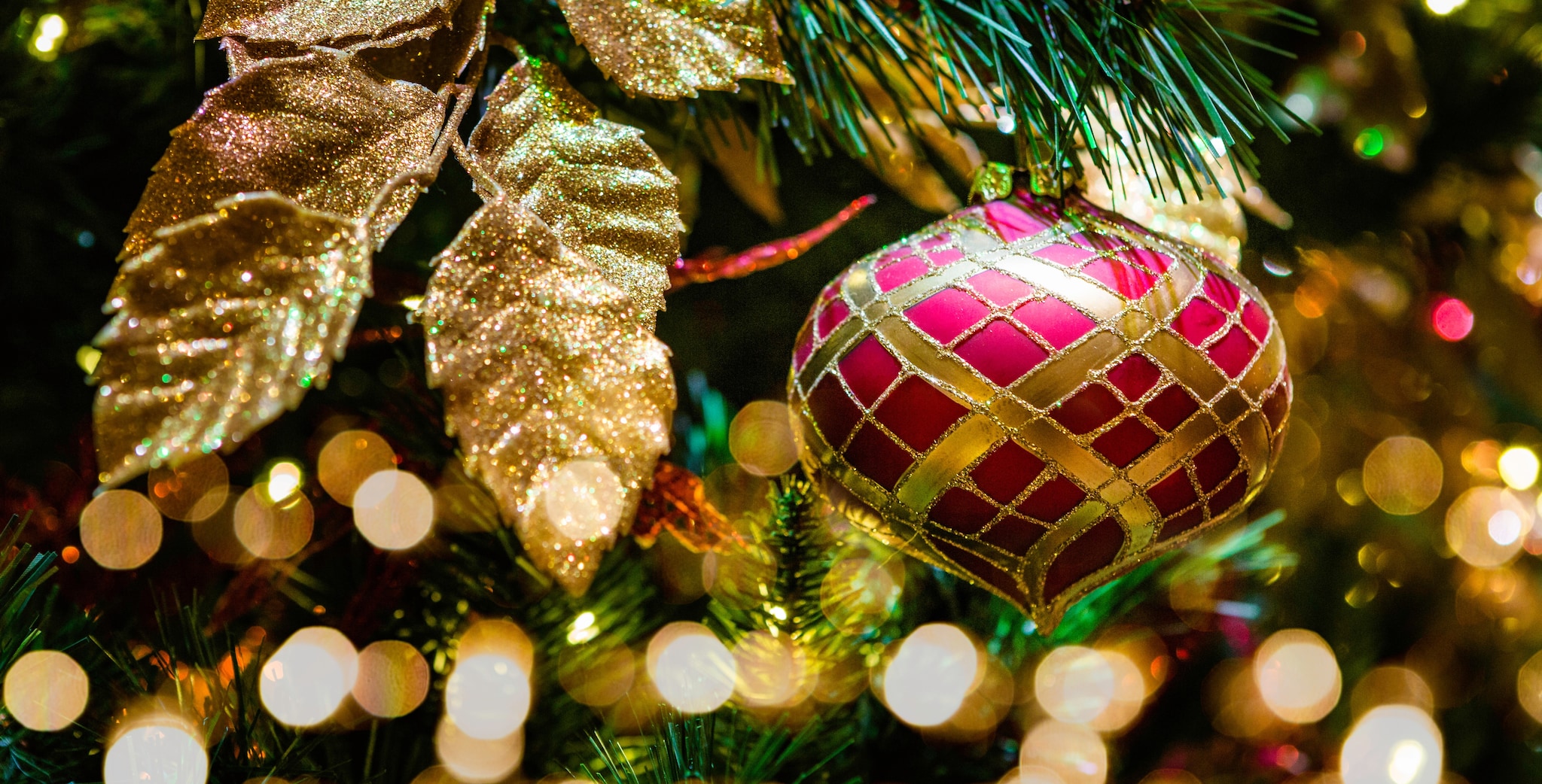 Christmas decorations on board Cunard's Queen Mary 2.Picture date: Friday December 15, 2017.Photograph by Christopher Ison ©07544044177chris@christopherison.comwww.christopherison.comImage provided to Cunard with a licence providing full global marketing rights to use this image for advertising, marketing and PR for five years from date of shoot.
