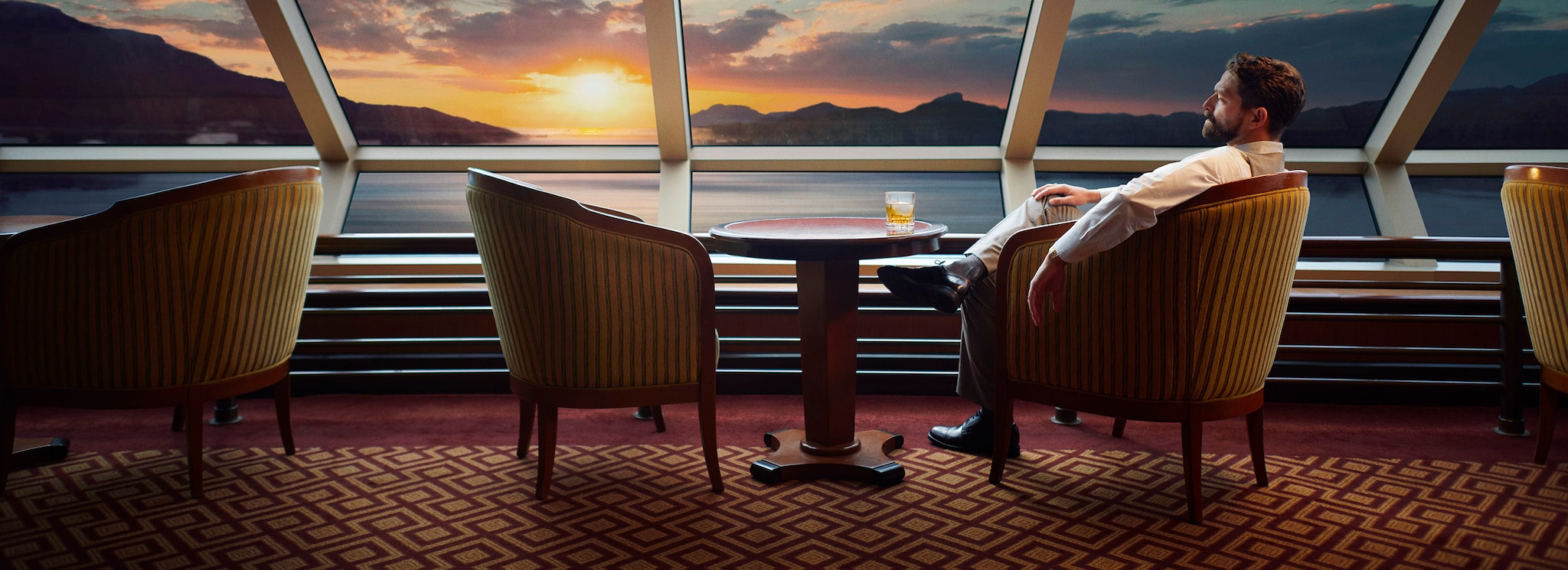 {"metadata_en_GB":{"alt-text":"A man enjoys a sunset view while relaxing in a lounge on board a Cunard cruise ship."},"metadata_de_DE":{"alt-text":"Ein Mann genießt den Sonnenuntergang, während er in einer Lounge an Bord eines Cunard-Kreuzfahrtschiffs entspannt."},"metadata_en_AU":{"alt-text":"A man enjoys a sunset view while relaxing in a lounge on board a Cunard cruise ship."},"metadata_en_US":{"alt-text":"A man enjoys a sunset view while relaxing in a lounge on board a Cunard cruise ship."}}