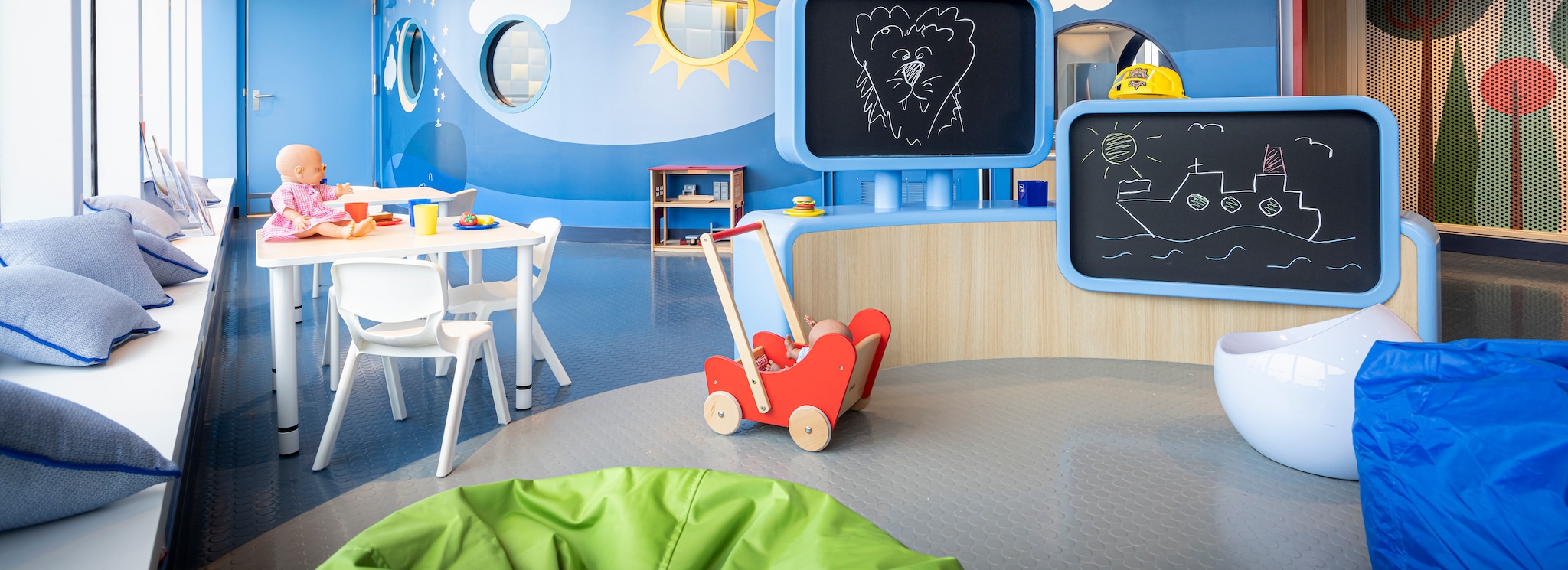 {"metadata_en_GB":{"alt-text":"Play Zone children's club, for children aged 2-7, on board Queen Anne, showing blackboards, beanbags and variety of toys"},"metadata_en_AU":{"alt-text":"Play Zone children's club, for children aged 2-7, on board Queen Anne, showing blackboards, beanbags and variety of toys"},"metadata_en_US":{"alt-text":"Play Zone children's club, for children aged 2-7, on board Queen Anne, showing blackboards, beanbags and variety of toys"}}